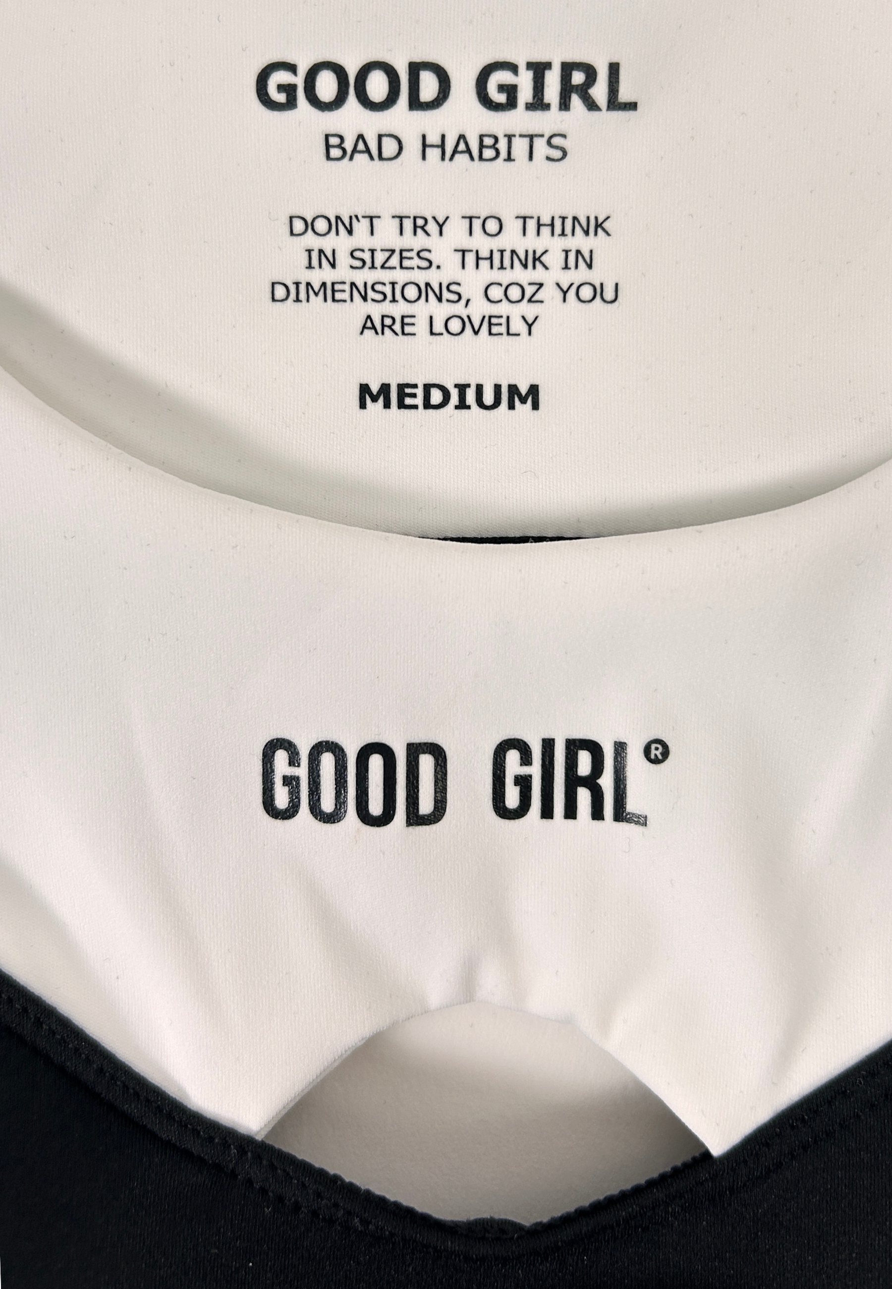 Crop-Top „LYONTIA“ – Schwarz & Weiß GOOD GIRL BAD HABITS